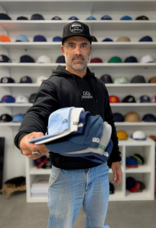 thomas de broders, qui tient plusieurs casquettes personnalisées brodées