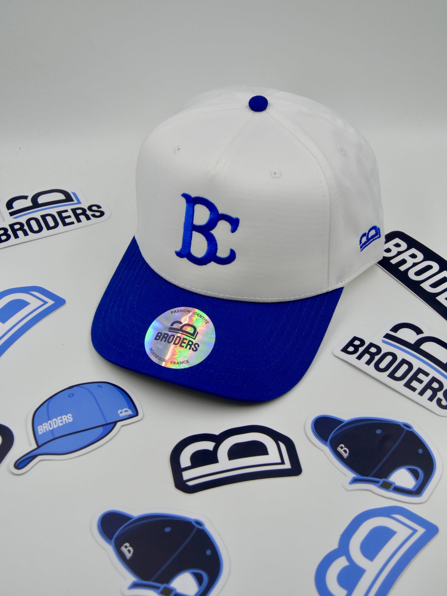 casquettes personnalisées par Broders, pour les clubs sportifs, entreprises et associations