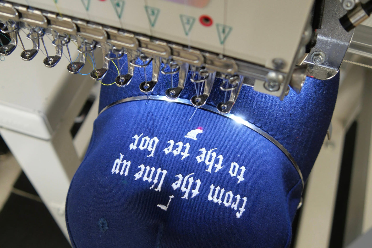 casquette dans la machine à broder Broders, en cours de personnalisation