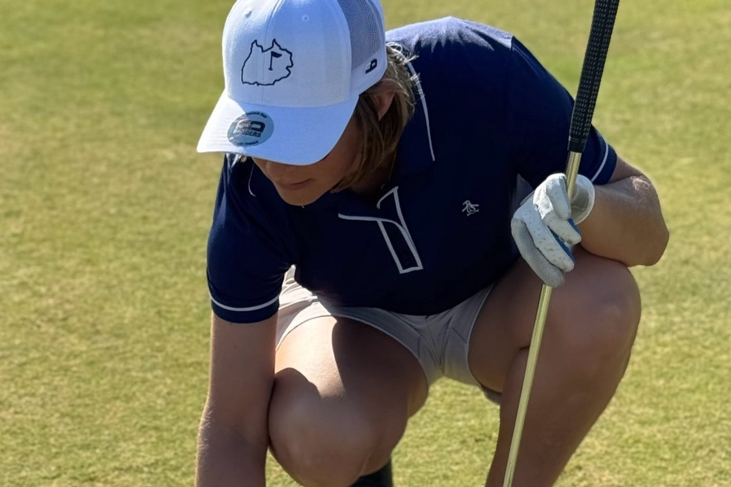 joueuse de golf qui porte une casquette personnalisée Broders